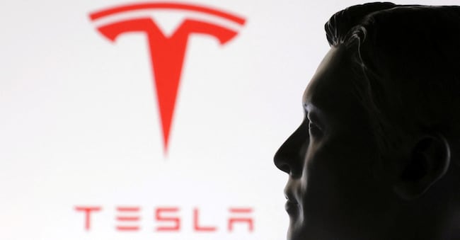Un modello in miniatura stampato in 3D di Elon Musk e il logo di Tesla. REUTERS/Dado Ruvic