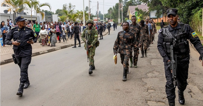 Agenti di sicurezza ruandesi scortano i membri delle Forze armate della Repubblica democratica del Congo, che si sono arresi a Goma, a Gisenyi, Rwanda, il 27 gennaio 2025 (REUTERS/Jean Bizimana)