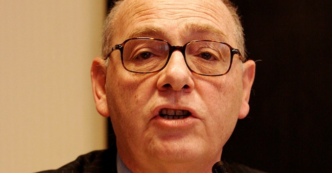 Il procedimento che ha portato la Procura di Roma all'iscrizione nel registro degli indagati della premier Giorgia Meloni, i ministri Carlo Nordio e Matteo Piantedosi e il sottosegretario Alfredo Mantovano, nasce da un esposto presentato dall'avvocato Luigi Li Gotti (nella foto) in cui si ipotizzano i reati di favoreggiamento e peculato in relazione alla vicenda del rimpatrio del generale libico Almasri.