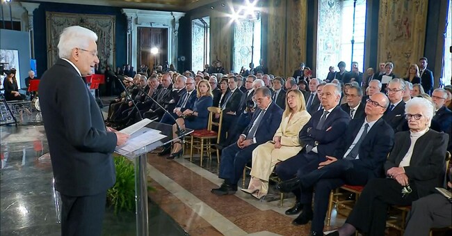 Ieri ad Auschwitz "abbiamo vissuto un evento storico, di straordinaria importanza, che tesse insieme, in un'unica tela, passato e futuro, memoria e responsabilità di oggi. Un evento che ha espresso anche il significato di rinnovare un patto tra le nazioni e i popoli che, in tempi difficili come quelli che stiamo attraversando, in cui la violenza, l'aggressione, l'inimicizia, la guerra sembrano voler prendere il sopravvento, accende una speranza". Lo ha detto il presidente della Repubblica, Sergio Mattarella, alla celebrazione del 'Giorno della memoria' al Quirinale, 28 gennaio 2025. Frame da video ANSA