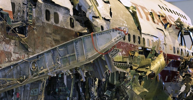Il relitto parzialmente ricostruito del volo Trans World Airlines 800 (TWA 800) si trova in un hangar presso il National Transportation Safety Board (NTSB) Training Center  ad Ashburn, Virginia. Il volo TWA 800 esplose poco dopo il decollo il 17 luglio 1996 dall’aeroporto internazionale John F. Kennedy, uccidendo tutte le 230 persone a bordo e schiantandosi nell’Oceano Atlantico.  (Foto di Alex Wong / Getty Images North America / Getty Images tramite AFP)