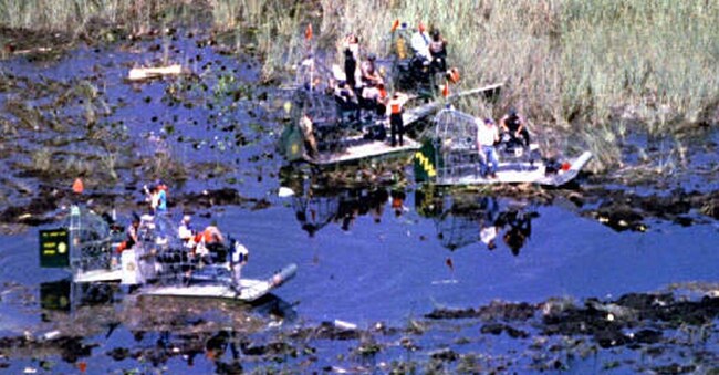 Una compagnia di manutenzione aerea è stata accusata il 13 luglio di omicidio colposo  nell’incidente del Valujet del 1996 in cui persero la vita 110 persone nelle Everglades. La SabreTech Inc. è stata anche accusata di trasporto illegale di rifiuti pericolosi. I soccorritori sugli airboat sono mostrati mentre lavorano sulla scena dell’incidente del volo ValuJet 592 vicino a Miami. (Reuters)