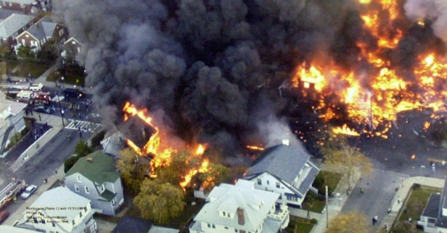 Gli incendi che bruciano nel quartiere Belle Harbor di New York, causati dallo schianto del volo 587 dell’American Airlines in cui persero la vita 265 persone, sono visibili da un elicottero della polizia il 12 novembre 2001. L’aereo carico di immigrati diretti a casa nella Repubblica Dominicana si è schiantato nel quartiere di New York dopo il decollo, uccidendo tutte le 260 persone a bordo. (REUTERS/New York Police Department/Handout SH AJ)