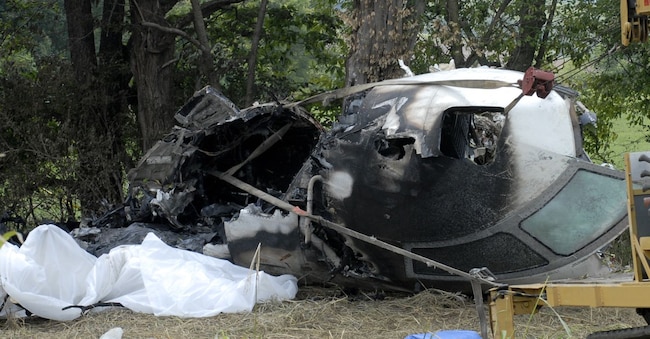 I resti della cabina di pilotaggio del volo Comair 5191 giacciono sul luogo dell’incidente a Lexington, Kentucky. Un funzionario dell’aviazione statunitense ha affermato che un jet Comair con a bordo 50 persone si è schiantato  poco dopo il decollo a Lexington, uccidendo 49 persone . Il volo era decollato dall’aeroporto di Blue Grass ed era diretto ad Atlanta. (REUTERS/John Sommers II)