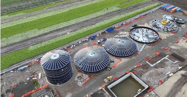 Una veduta aerea mostra il cantiere di un biodigestore, impianto destinato al trattamento della frazione organica dei rifiuti urbani provenienti dalla raccolta differenziata, nell’area agricola denominata terra degli incendi “Terra dei Fuochi”, ad Acerra vicino a Napoli, il 28 gennaio 2025. (Foto di Andreas Solaro/ Afp)