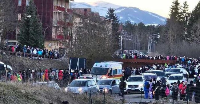L'invasione turisti a Roccaraso. 250 bus provenienti dalla Campania, la scorsa domenica, 26 gennaio 2025, hanno paralizzato il traffico sulla strada statale 17, soprattutto a ridosso degli impianti sciistici dell'Aremogna presi d'assalto da circa 20 mila persone.
ANSA/ ANDREA D'AURELIO
