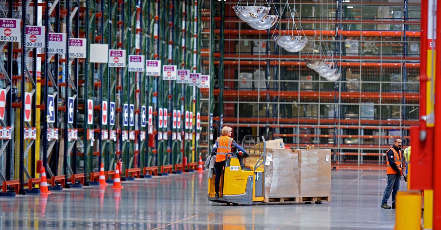 Amazon ritocca gli stipendi e alza il minimo sopra l’8% rispetto al contratto logistica