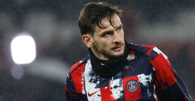 Kvicha kvaratskhelia con la maglia del Psg