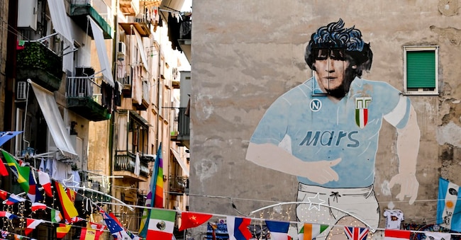 Tra i vicoli dei quartieri Spagnoli di Napoli il piazzale dedicato a Diego Armando Maradona ANSA / CIRO FUSCO