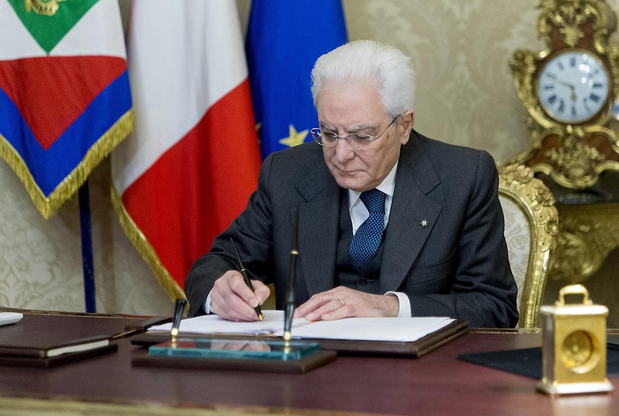 28 dicembre 2017 - Il presidente della Repubblica, Sergio Mattarella, firma il decreto di scioglimento del Senato della Repubblica e della Camera dei Deputati, nel suo studio al Quirinale a Roma. (ANSA/Ufficio Stampa Quirinale/Paolo Giandotti)