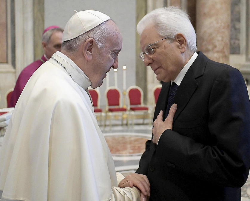 14 ottobre 2018 - Il presidente italiano Sergio Mattarella mentre stringe la mano a Papa Francesco durante la Messa di canonizzazione di Papa Paolo VI, l’arcivescovo salvadoregno Oscar Romero e altre cinque persone, in Vaticano. In quella giornata, Papa Francesco ha elevato alla santità Papa Paolo VI e l’arcivescovo salvadoregno Oscar Romero, martirizzato mentre celebrava la Messa nel marzo 1980. FOTO FORNITA A TITOLO GRATUITO SOLO PER USO EDITORIALE/NON DESTINATA ALLA VENDITA (EPA/Ufficio Stampa del Palazzo del Quirinale)