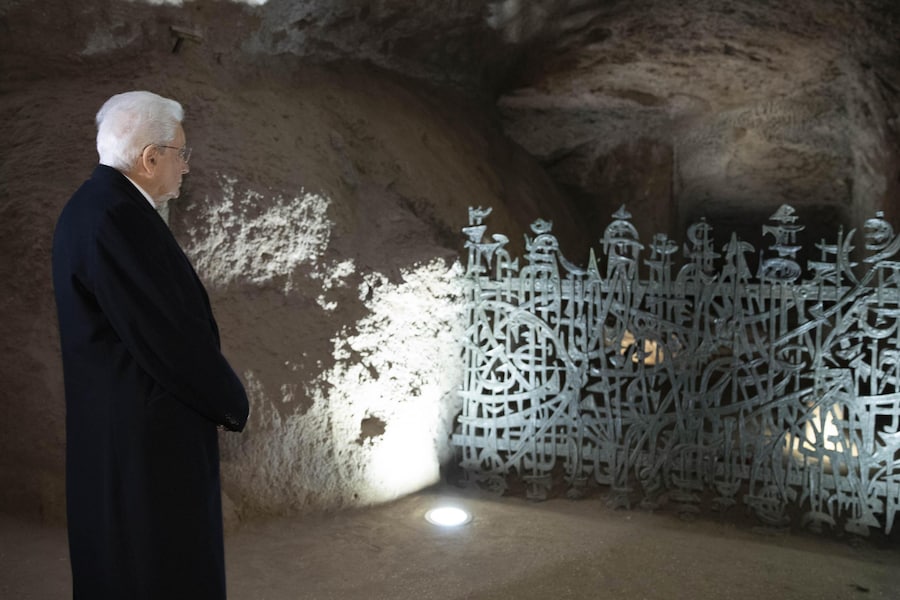 25 marzo 2019 - Roma - Il Presidente della Repubblica Sergio Mattarella sosta all'interno del Mausoleo Ardeatino e rende omaggio alle 335 vittime delle Fosse Ardeatine in occasione del 75/o anniversario dell'eccidio. (ANSA/Francesco Ammendola Ufficio Stampa Quirinale)