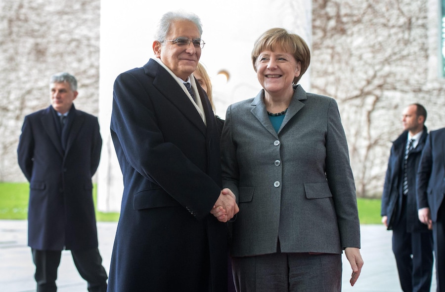 2 marzo 2015 - La cancelliera tedesca Angela Merkel (CDU, a destra) saluta il nuovo presidente della Repubblica Italiana, Sergio Mattarella (a sinistra), davanti alla Cancelleria federale a Berlino. (EPA/ANSA /Bernd Von Jutrczenka)