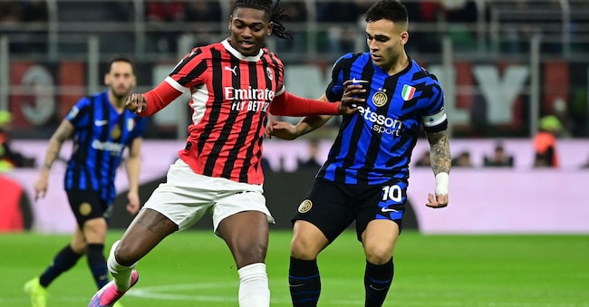 Rafael Leao e Lautaro Martinez durante la partita di calcio di Serie A tra Milan e Inter allo stadio San Siro di Milano. (Piero Cruciatti/ AFP)