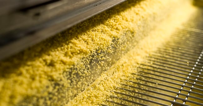 Una fase di produzione del cous cous: Bia ne produce 41mila tonnellate all’anno, ma i suoi stabilimenti hanno una capacità di 54mila tonnellate