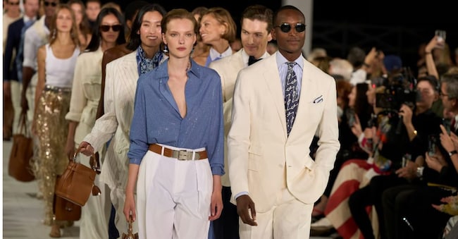 La sfilata della collezione PE 2025 di Ralph Lauren lo scorso settembre negli Hamptons
