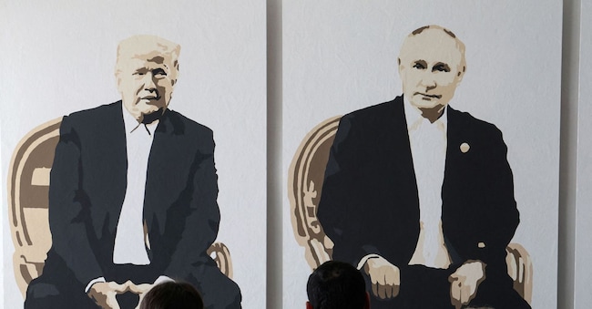 Visitatori in piedi davanti a un frammento di un’opera d’arte raffigurante il Presidente degli Stati Uniti Donald Trump e il Presidente russo Vladimir Putin in occasione di una mostra, denominata “Yalta 2.0” e aperta per fare riferimento alla Conferenza di Yalta del 1945, in una galleria d’arte nel parco Livadia a Yalta, in Crimea, l’8 febbraio 2025.