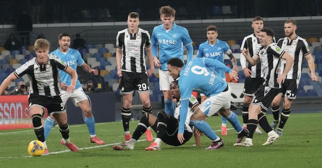 L’attaccante del Napoli Noah Okafor (R) in azione durante la partita di calcio della Serie A italiana SSC Napoli vs Udinese Calcio allo stadio Diego Armando Maradona di Napoli il 9 febbraio 2025. (ANSA / Cesare Abbate)