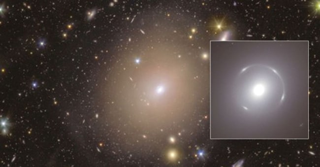 La galassia NGC 6505 con , a destra, un particolare ingrandito del suo anello di Einstein.
