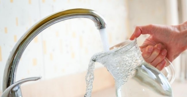 In una foto d'archivio una caraffa riempita d'acqua di rubinetto, 7 agosto 2021. ANSA/ NIC BOTHMA