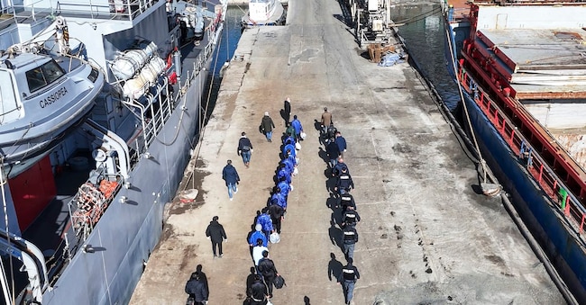 Una fotografia aerea scattata da un drone mostra i migranti scortati dalla polizia italiana che si avviano al trattamento dopo i precedenti rifiuti giudiziari, nel porto di Shengjin, nell’Albania nord-occidentale, 28 gennaio 2025. (AP Photo/Vlasov Sulaj)  Associated Press/LaPresse