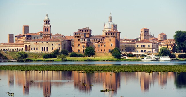 Mantova. A sud del Lago di Mezzo, il Castello di San Giorgio e il centro storico medievale. (Alamy Stock Photo)