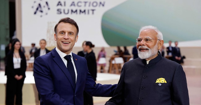Il presidente francese Emmanuel Macron accoglie il primo ministro Narendra Modi  alla sessione plenaria dell’Artificial Intelligence  Action Summit al  Palais di Parigi
