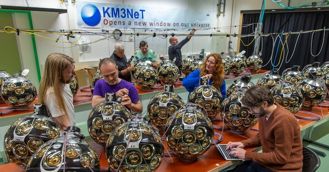 Assemblaggio in laboratorio degli elementi del telescopio con i rivelatori di segnali