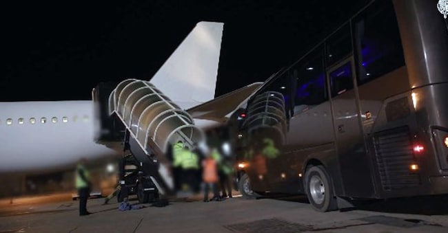 Un post tratto dal profilo  Home Office su X: Un fermo immagine del volo charter per il rimpatrio di 47 migranti, da cui il ministero degli Interni britannico ha ricavato un video pubblicato sul sito ufficiale dell'Home Office e sui suoi social per testimoniare la stretta lanciata dal governo laburista del premier Keir Starmer dopo l'annuncio di una impennata degli arresti e delle espulsioni su larga scala per criminali stranieri e immigrati irregolari, è costato circa un milione di sterline (1,2 milioni di euro)