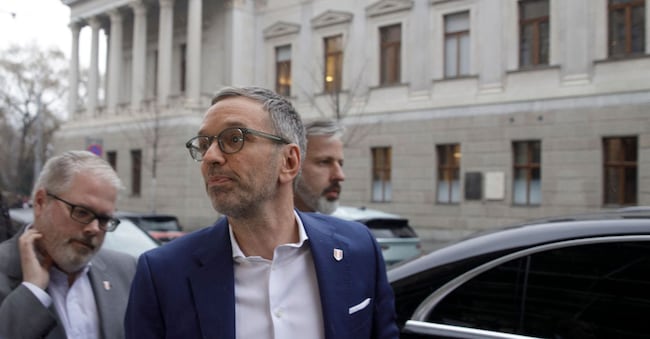 Il leader dell’ FPÖ Herbert Kickl rientra al quartier generale del partito dopo aver rimesso il mandato di formare il governo al presidente Alexander van der Bellen