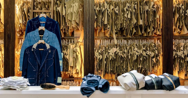 Giacche in tweed di ANDERSON & SHEPPARD nella sala di taglio di Old Burlington Street.