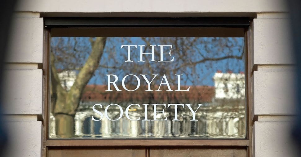 Royal Society sotto pressione: Elon Musk rischia l’espulsione per il suo comportamento controverso