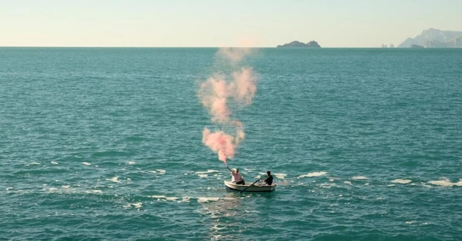 L’artista visiva e scrittrice Giulia Crispiani durante una performance nel mare di Praiano. 