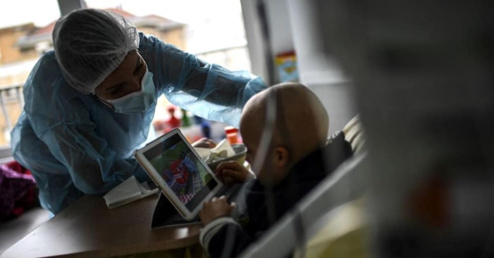 Tumori e bimbi: l’80% guarisce, ma restano i viaggi della speranza con costi fino a 35mila euro l’anno