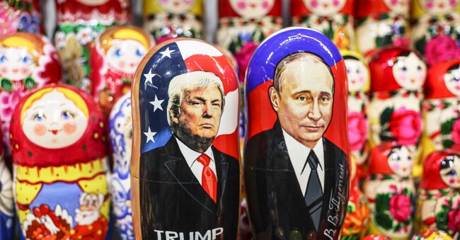 Matryoshka russe in un negozio di Mosca con Donald Trump e Vladimir Putin