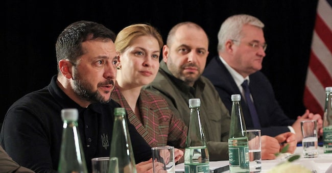 Il presidente ucraino Volodymyr Zelensky a un incontro bilaterale con il vicepresidente degli Stati Uniti JD Vance (non nella foto), a margine della Conferenza sulla sicurezza di Monaco (REUTERS)