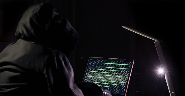 Un'immagine che simula e rappresenta la figura di un hacker impegnato in un attacco informatico (Ansa)