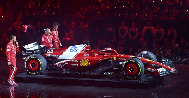 Il 18 febbraio 2025 Il team manager della Ferrari Frederic Vasseur con i piloti Lewis Hamilton e Charles Leclerc durante la presentazione delle loro vetture al lancio (Reuters /Andrew Boyers)