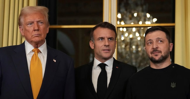 Il presidente francese Emmanuel Macron, al centro, posa con il presidente eletto Donald Trump, a sinistra, e il presidente ucraino Volodymyr Zelenskyy all’Eliseo, sabato 7 dicembre 2024 a Parigi. (Foto AP/Aurelien Morissard)