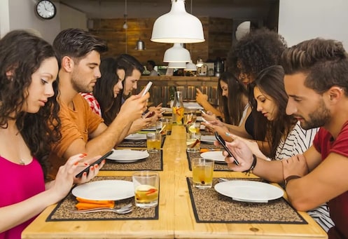 Solo il 23% degli utenti dichiara di «utilizzare spesso il cellulare al ristorante»