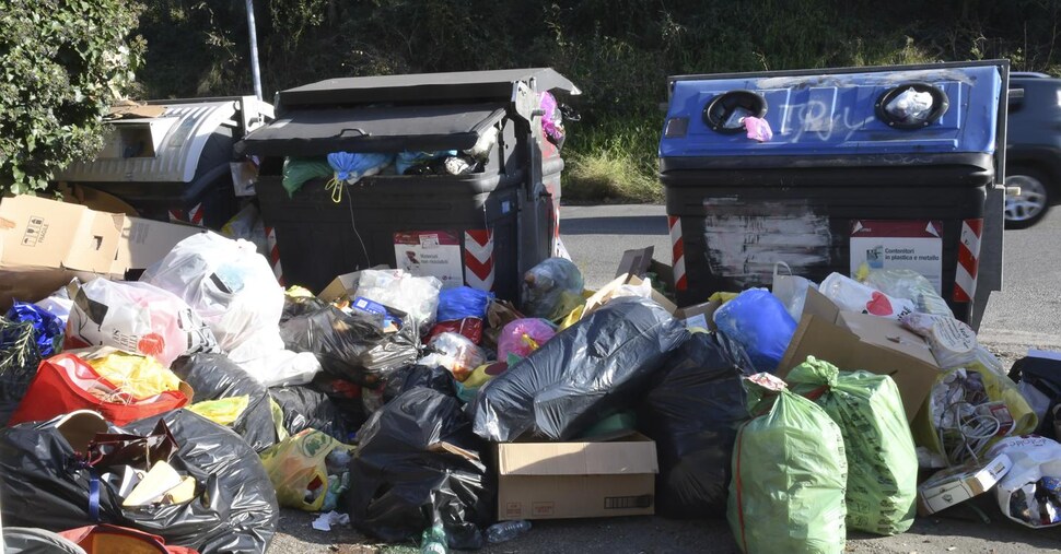 Immagini Rifiuti Roma, sufficienza per tutti i servizi pubblici tranne i rifiuti ...