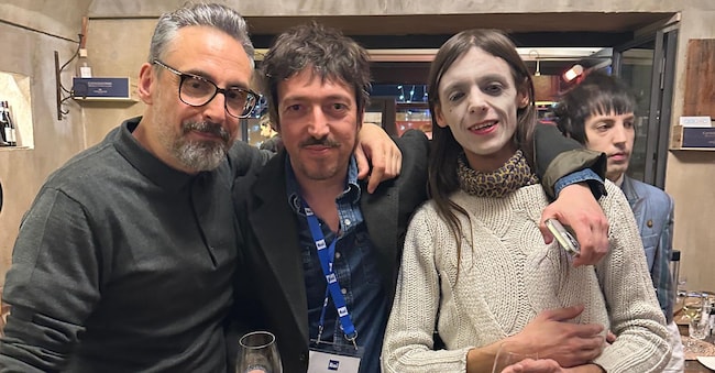 Matteo Zanobini tra Brunori Sas e Lucio Corsi, all’ultimo Festival di Sanremo. Sullo sfondo, Tommaso Ottomano