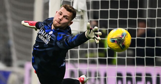 Il portiere dell’Inter, lo spagnolo maglia n. 13,  Josep Martínez para una palla  durante la partita di calcio della Serie A italiana tra Inter e Genoa allo stadio San Siro di Milano il 22 febbraio 2025. (Photo by Piero Cruciatti / AFP)