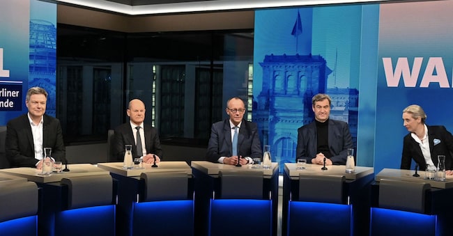 Da sinistra a destra: il candidato dei Verdi, Robert Habeck, il cancelliere uscente , Olaf Scholz (Spd), il leader della Cdu, Friedrich Merz, il primo ministro della Baviera e leader della Csu, Markus Söder, la candidata di Afd Alice Weidel  a un talk show televisivo post-voto (AFP)