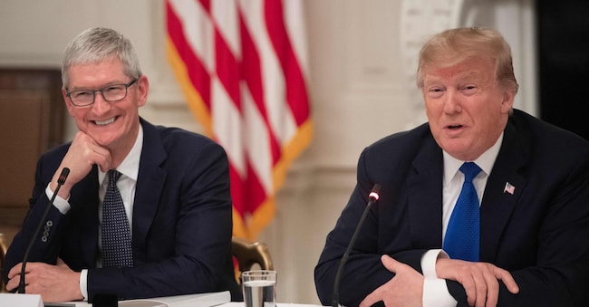 Tim Cook (Apple) con Donald Trump nel 2019 (Photo by SAUL LOEB / AFP)