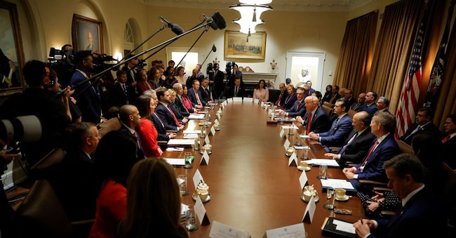 La prima riunione del governo di Donald Trump, alla quale ha partecipato anche Elon Musk, alla Casa Bianca a Washington
