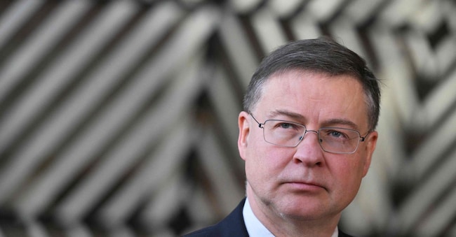 Il commissario all’Economia Valdis Dombrovskis, 53 anni, incaricato di presentare un primo pacchetto di provvedimenti che dovrebbe portare a una semplificazione della rendicontazione aziendale in campo ambientale e sociale