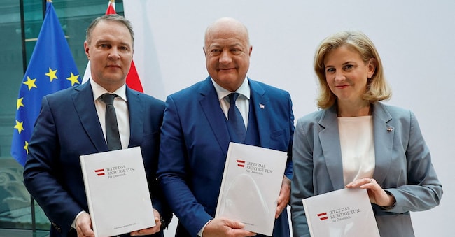 Da sinistra a destra, i leader dell’SPÖ Andreas Babler, dell’ÖVP Christian Stocker e di NEOS Beate Meinl-Reisinger in posa con il programma di governo, dopo l’accordo di coalizione a Vienna