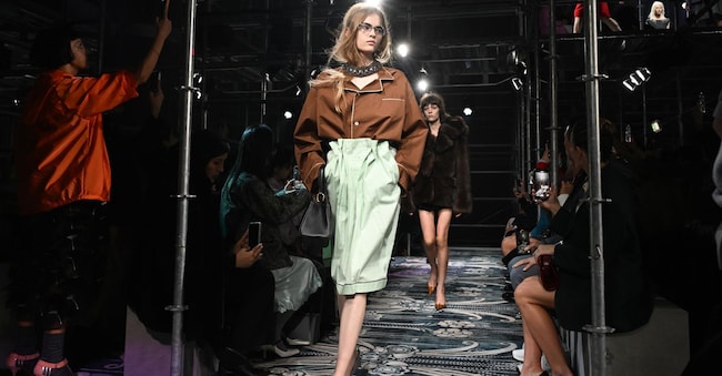 La sfilata della collezione Prada per l’AI 25-26 