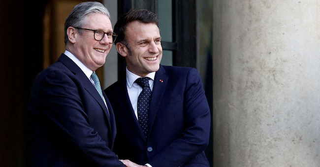 French President Emmanuel Macron welcomes Britain's Prime Minister Keir Starmer as he arrives for a meeting with European leaders on Ukraine and European security at the Elysee Palace in Paris, France, February 17, 2025. REUTERS/Abdul Saboor/File Photo